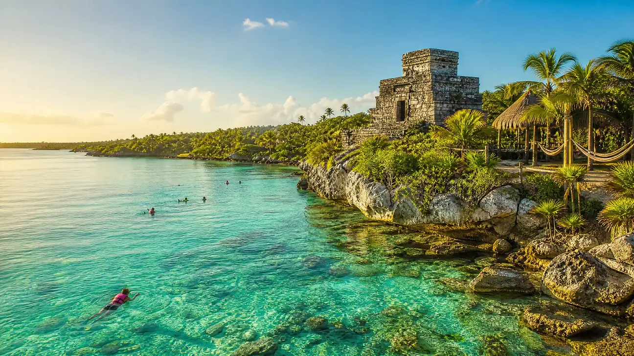 Türkisfarbene Karibikbucht und eine Maya-Tempelruine im Dschungel der Riviera Maya